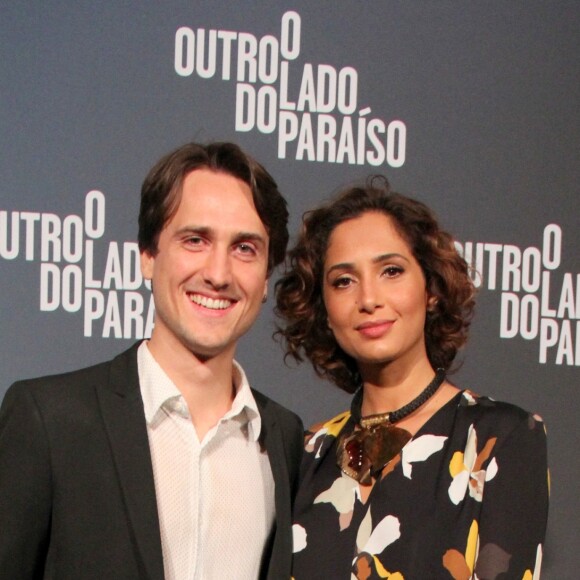 Camila Pitanga não está no elenco de 'O Outro Lado do Paraíso', mas acompanhou o namordo, Igor Angelkorte