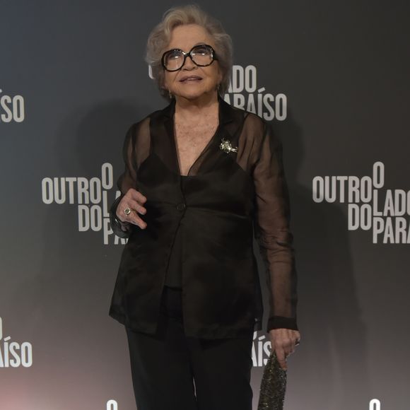 Nathalia Timberg usou um terninho preto na festa de lançamento de 'O Outro Lado do Paraíso'