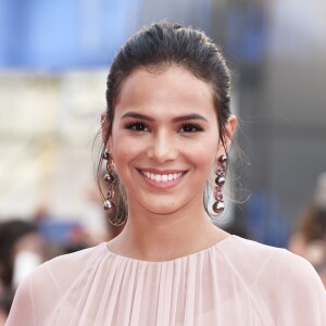 'Estou tomando café porque não quero beber. Eu trouxe óleo de coco e canela na minha bolsinha para tomar antes da balada', contou Bruna Marquezine