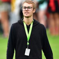 Justin Bieber cobre barriga com tatuagens e fãs zoam: 'Tomou o lugar do Guimê'
