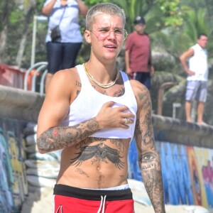 Em março, quando esteve no Brasil, Justin Bieber exibiu um número menor de tatuagens