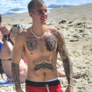 Justin Bieber cobriu a tatuagem escrito 'Son of God' ('filho de Deus', em português)