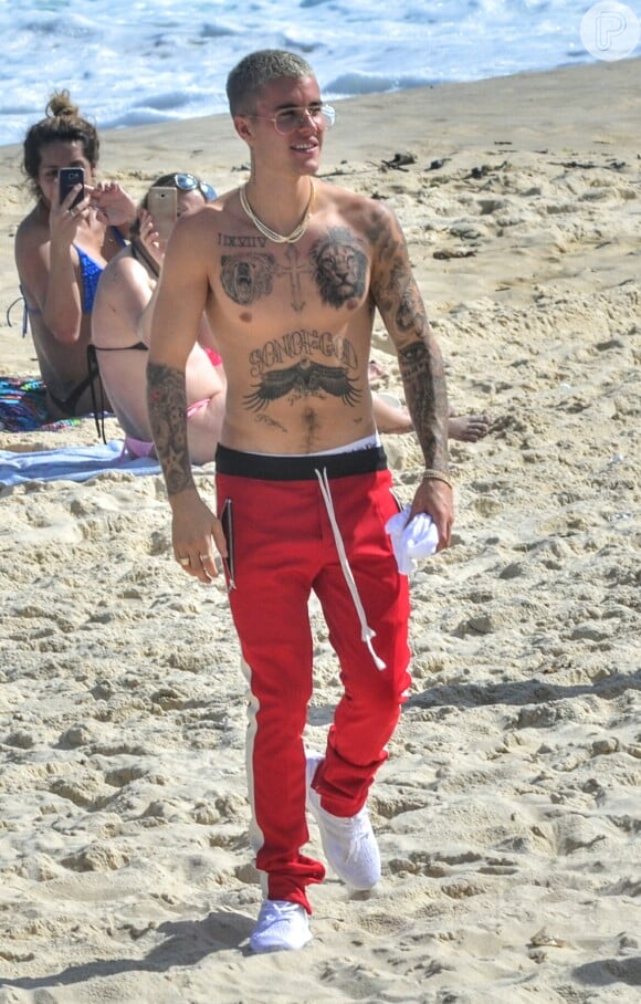 Justin Bieber cobriu a tatuagem escrito 'Son of God' ('filho de Deus', em português)