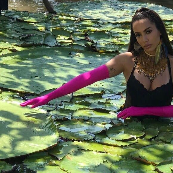 Anitta voltou da Floresta Amazônica usando um anel de ouro na mão esquerda