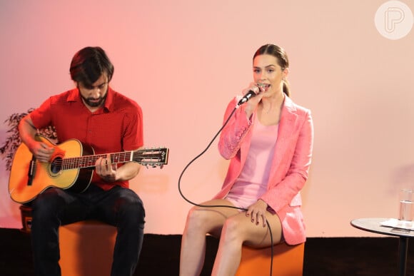 Sophia Abrahão apresentou seu novo hit, 'Rebola', no pocket show