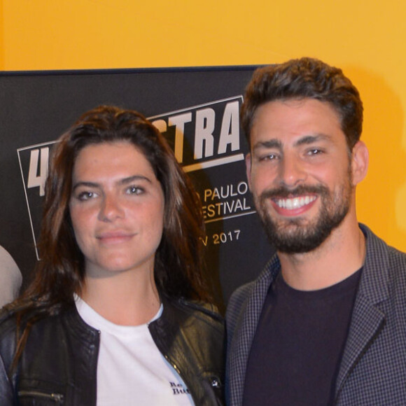 Cauã Reymond é prestigiada pela namorada, Mariana Goldfarb, no lançamento do filme 'Não Devore meu Coração', em São Paulo, em 21 de outubro de 2017