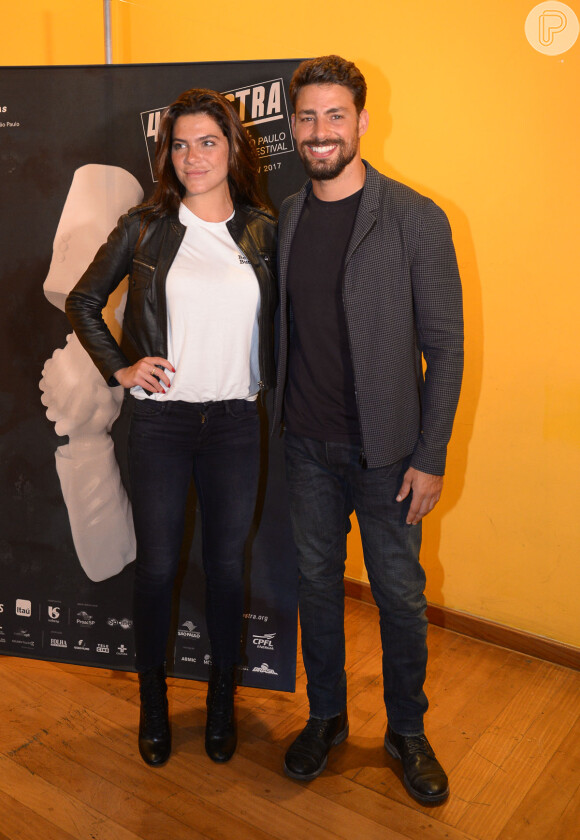Cauã Reymond posa com Mariana Goldfarb no lançamento do filme 'Não Devore meu Coração' na 41ª Mostra Internacional de Cinema de São Paulo