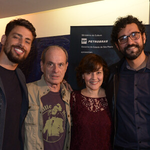 Cauã Reymond posa com Ney Matogrosso, Cláudia Assunção e o diretor Felipe Bragança na 41ª Mostra Internacional de Cinema de São Paulo