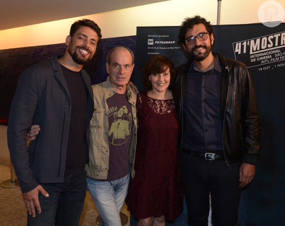 Cauã Reymond posa com Ney Matogrosso, Cláudia Assunção e o diretor Felipe Bragança na 41ª Mostra Internacional de Cinema de São Paulo
