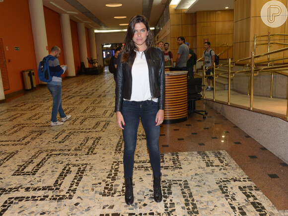 Mariana Goldfarb aposta em look básico para lançamento do filme 'Não Devore meu Coração' na 41ª Mostra Internacional de Cinema de São Paulo