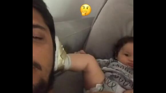 Bruno Gissoni ganhou chutes da filha, Madalena, e registrou o momento em seu Instagram