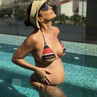 Ivete Sangalo, de biquíni, mostra barriguinha de gravidez: 'Papai pira'. Foto!