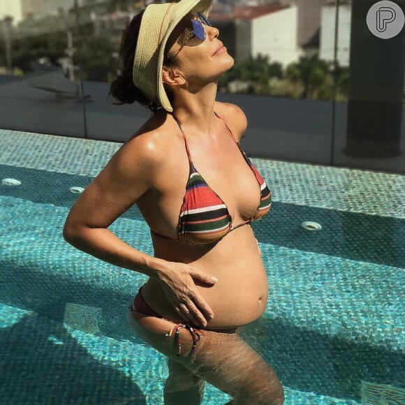 Ivete Sangalo posou de biquíni e exibiu a barriguinha de gravidez no Instagram neste domingo, 22 de outubro de 2017