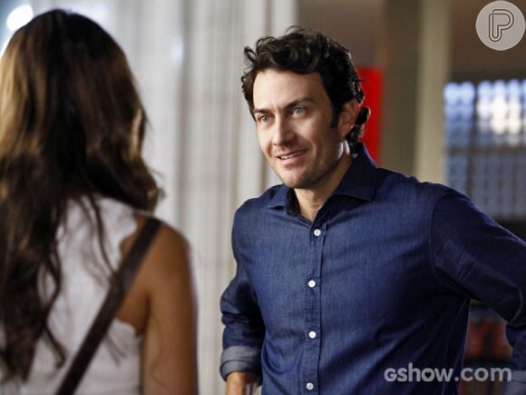 Laerte (Gabriel Braga Nunes) se empolga após a primeira noite de amor com Luiza (Bruna Marquezine) e propõe que eles morem juntos, na novela 'Em Família', em maio de 2014