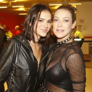 Bruna Marquezine encontra com a atriz Luana Piovani no show da banda U2, em São Paulo, neste domingo, 22 de outubro de 2017