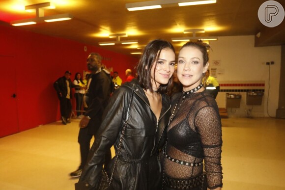 Bruna Marquezine encontra com a atriz Luana Piovani no show da banda U2, em São Paulo, neste domingo, 22 de outubro de 2017