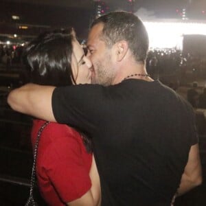 Malvino Salvador trocam beijos com a mulher, Kyra Gracie no show da banda U2, em São Paulo, neste domingo, 22 de outubro de 2017