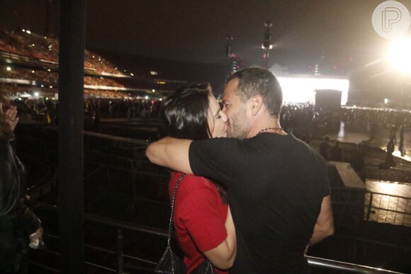 Malvino Salvador trocam beijos com a mulher, Kyra Gracie no show da banda U2, em São Paulo, neste domingo, 22 de outubro de 2017