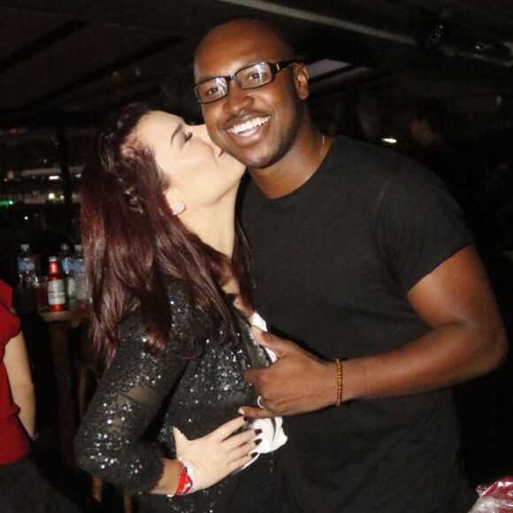 Thiaguinho ganha beijo da mulher, Fernanda Souza, em show do U2
