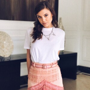 Alice Wegmann apostou em colar e cinto para complementar o look para o casamento de Marina Ruy Barbosa