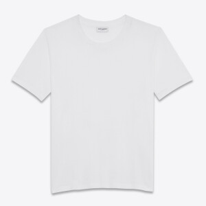 Apesar de básica, a t-shirt usada por Alice Wegmann pertence à grife Yves Saint Laurent e é vendida a $ 300, cerca de R$ 1100