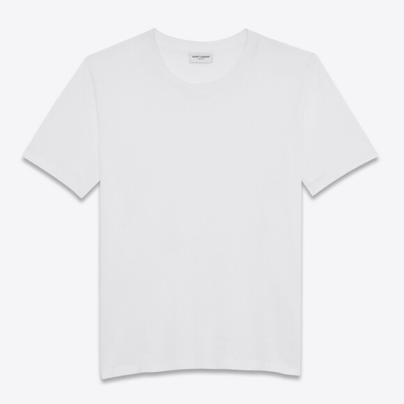 Apesar de básica, a t-shirt usada por Alice Wegmann pertence à grife Yves Saint Laurent e é vendida a $ 300, cerca de R$ 1100