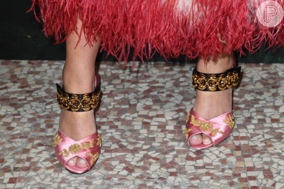 Lala Rudge finalizou o look com sandálias Prada com detalhes dourados