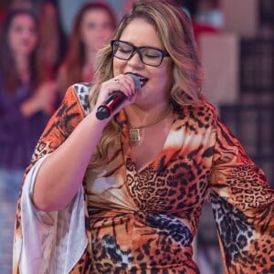 Marília Mendonça brigou com o fã que jogou celular no seu rosto durante show em Iturama, Minas Gerais