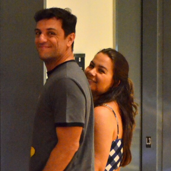 Rodrigo Lombardi e a mulher, Betty Baumgarten, sorriem para fotógrafo ao deixar o shopping