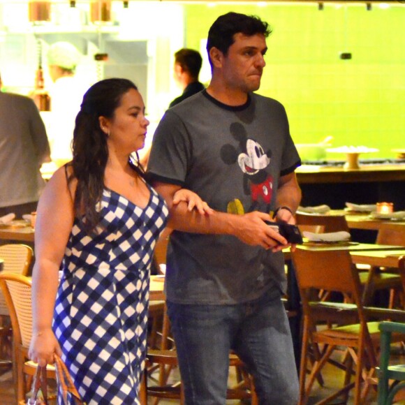 Rodrigo Lombardi escolheu um shopping na Barra da Tijuca para o passeio a dois