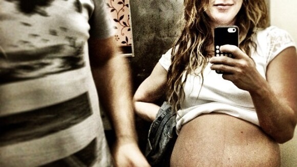 Grávida, Vanessa Lóes faz selfie e exibe barriga de nove meses