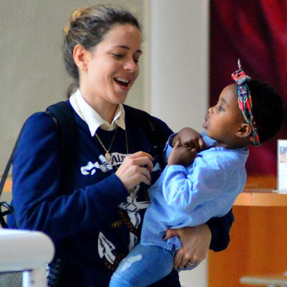 'Olha a carinha de marrenta!' e 'Linda e de cabeça erguida desde pequena!' foram alguns dos elogios para Julia, filha adotiva de Leandra Leal e Alê Youssef, na foto postada pelo empresário em seu Instagram