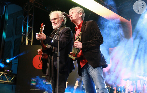 Serginho Groisman foi homenageado na Festa Nacional da Música e cantou com Renato Teixeira 