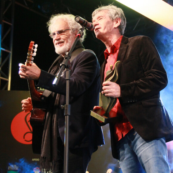 Serginho Groisman foi homenageado na Festa Nacional da Música e cantou com Renato Teixeira 