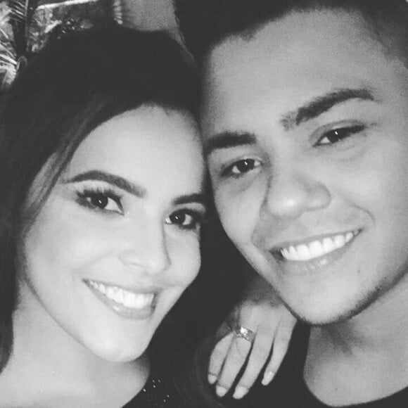 Ex-BBB Emilly posta foto com Felipe Araújo e cita música do ex: 'A mala não é falsa'