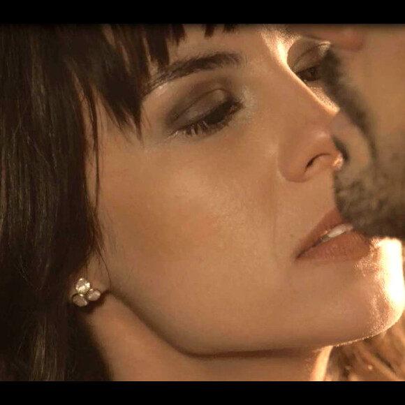 Lucinda (Andreia Horta) e Inácio (Bruno Cabrerizo) se beijam, na novela 'Tempo de Amar'