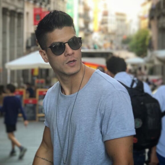 Arthur Aguiar iniciou viagem à Europa visitando a famosa Plaza Mayor, ou Praça Maior, que situa-se no centro da cidade de Madrid, na Espanha