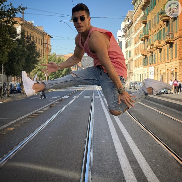 Pelo Coliseu, Arthur Aguiar publicou uma foto com pose divertida: 'Quando você dá, literalmente, um pulo em Roma'