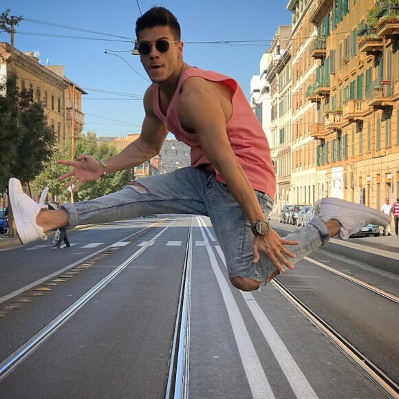 Pelo Coliseu, Arthur Aguiar publicou uma foto com pose divertida: 'Quando você dá, literalmente, um pulo em Roma'