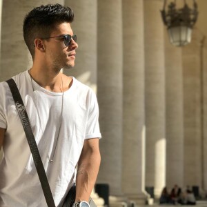 Arthur Aguiar postou foto todo estiloso no Vaticano, na Itália. 'Fui flagrado pela Mayra Cardi', legendou o ator no clique