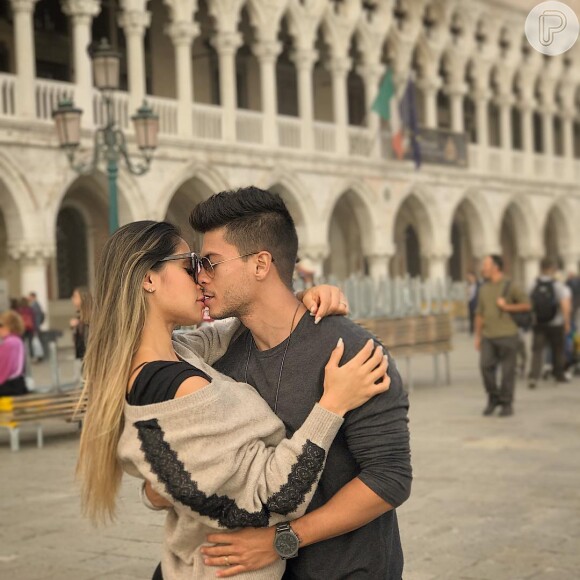 Arthur Aguiar compartilhou fotos românticas aos beijos com Mayra Cardi em seu perfil do Instagram: 'A cada dia que acordo e olho para você te admiro mais, te respeito mais e quero aprender mais com você! Obrigado por me escolher, se permitir se entregar e por, assim como na foto, me deixar te amparar e cuidar de você'