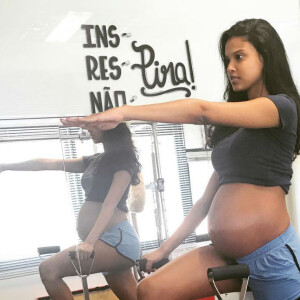Grávida, Aline Dias exibiu o barrigão durante uma aula de pilates