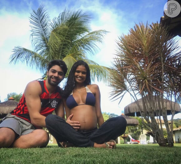 Namorada de Rafael Cupello, Aline Dias está grávida de oito meses de Bernardo, primeiro filho do casal