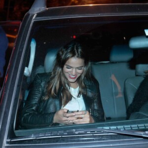 Bruna Marquezine e Manu Gavassi curtiram um passeio de carro em Nova York