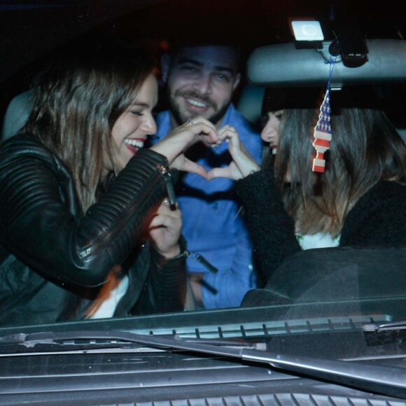 Bruna Marquezine, em Nova York, se diverte com Manu Gavassi durante passeio