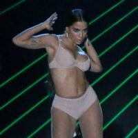 Multishow:Anitta sensualiza com lingerie nude, passa saia-justa e leva 3 prêmios