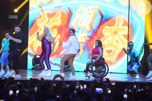 Anitta cantou 'Paradinha', que contou com time de dançarinos, incluindo seu novo bailarino com síndrome de down