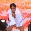Anitta ganha casaco de seus bailarinos após saia-justa com seios à mostra em premiação