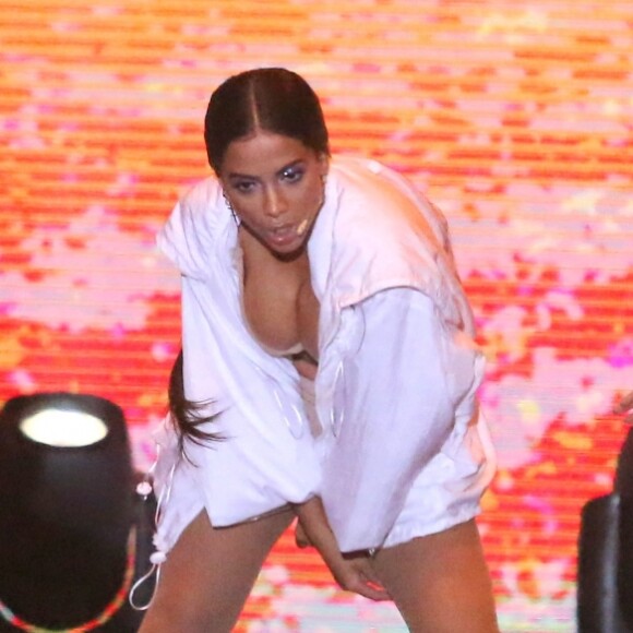 Anitta ganha casaco de seus bailarinos após saia-justa com seios à mostra em premiação