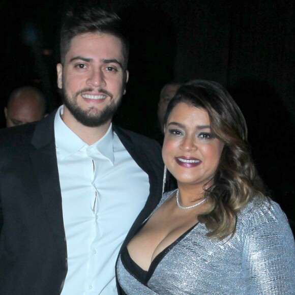 Preta Gil e Rodrigo Godoy também prestigiaram a festa de casamento de Michelle Alves e Guy Oseary, na noite desta terça-feira, 24 de outubro de 2017